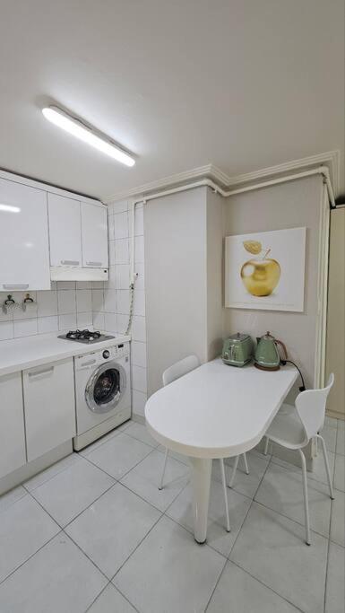 7 Minutes From Apgujeong Station, Gangnam Rodeo, Garosu-gil, Luxury Street Apartment Seoul
