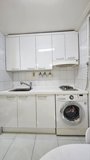 Apartment 7 Minutes From Apgujeong Station, Gangnam Rodeo, Garosu-gil, Luxury Street *